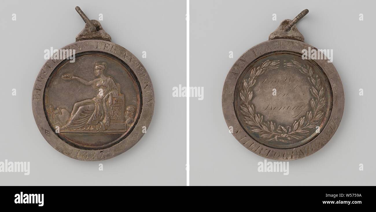 Accademia di disegno di 's-Hertogenbosch, primo premio dell'antiquariato, aggiudicato alla P.A. de Bergh, medaglia d'argento sull'occhio e anello di supporto. Complementare: giovane donna, che rappresenta la tecnica, seduta su un trono con uno stemma, contro la quale il corno dell'abbondanza si appoggi, stringe una corona di fiori nella sua teso la mano destra, ai suoi piedi di fronte a lei: tavolozza, bussola e un rotolo di carta, dietro la sua testa scolpita entro un'iscrizione. Retromarcia: iscrizione entro corona di alloro e iscrizione, 's-Hertogenbosch, P.A. il Bergh, G.F. Sartorius jr. (Possibilmente), Paesi Bassi, 1827, argento (metallo), l'incisione, d 7,5 cm Foto Stock