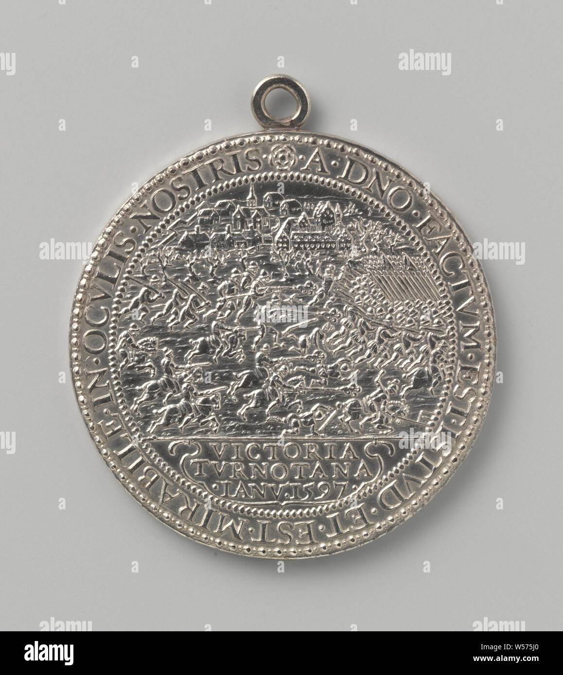 La vittoria di Turnhout e il sopraffare di nove città da Maurits, medaglia d'argento. Anteriore: due eserciti belligeranti, sullo sfondo delle città sopra iscrizione, all'interno di iscrizione. Retromarcia: iscrizione all'interno di iscrizione, circondato da nove città e iscrizione., Turnhout, Rijnberg, Groenlo, Lingen, Ootmarsum, Enschede, Bredevoort, Alpi Meurs, Oldenzaal, Maurits (principe di Orange), Gerard van Bylaer, Dordrecht, 1597, argento (metallo), colpendo (metallurgia), d 5,8 cm × w 46.49 Foto Stock La vittoria di Turnhout e il sopraffare di nove città da Maurits, medaglia d'argento. Anteriore: due eserciti belligeranti, sullo sfondo delle città sopra iscrizione, all'interno di iscrizione. Retromarcia: iscrizione all'interno di iscrizione, circondato da nove città e iscrizione., Turnhout, Rijnberg, Groenlo, Lingen, Ootmarsum, Enschede, Bredevoort, Alpi Meurs, Oldenzaal, Maurits (principe di Orange), Gerard van Bylaer, Dordrecht, 1597, argento (metallo), colpendo (metallurgia), d 5,8 cm × w 46.49 Foto Stock
