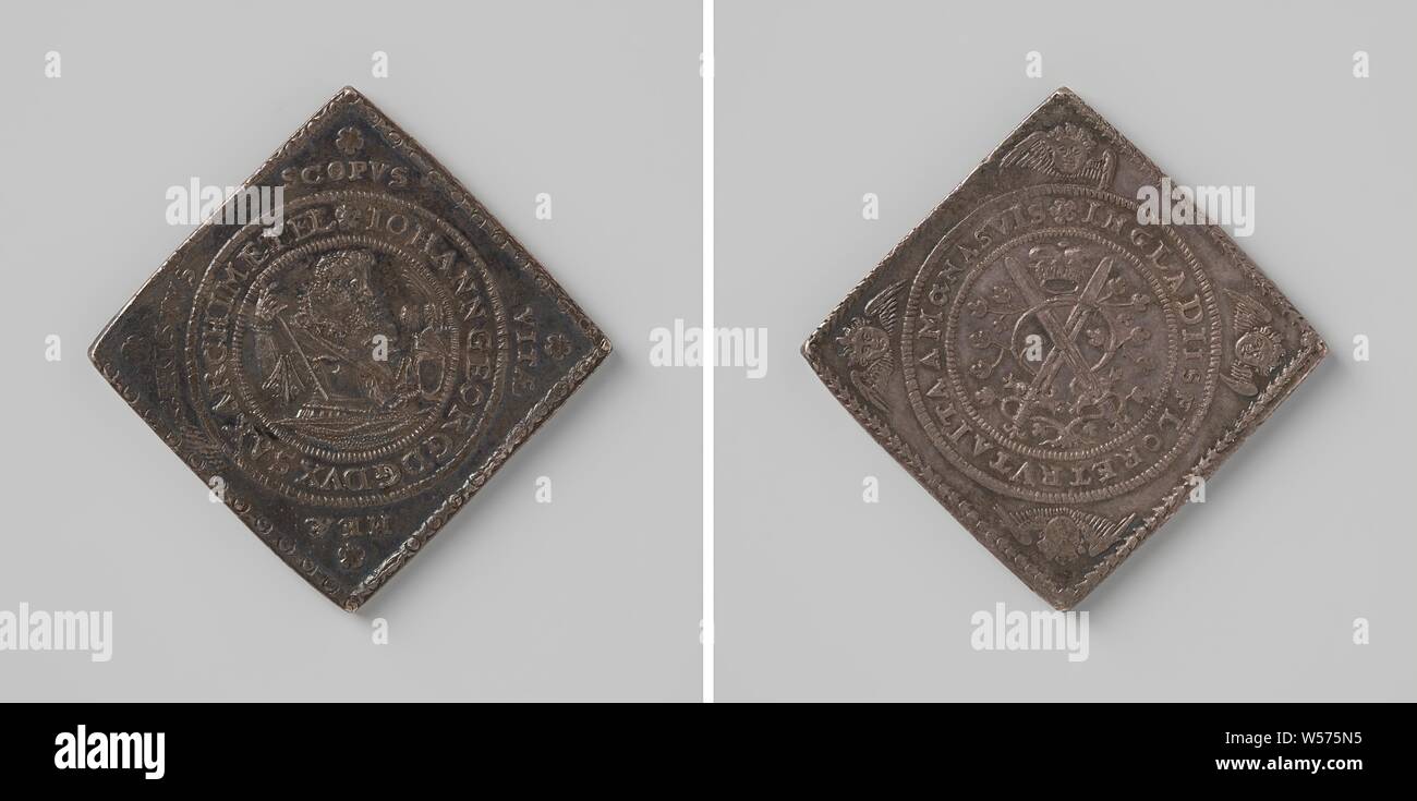 Johan George IO, Elettore di Sassonia, Quadrato coin, thaler. Complementare: ritratto di un uomo in un cerchio. Retro: due spade incrociate con la corona all'interno di iscrizione. Elettore di Sassonia Johan Georg I, anonimo, 1614, argento (metallo), colpendo (metallurgia), l 3.4 cm × W 3.4 cm × w 29.26 Foto Stock