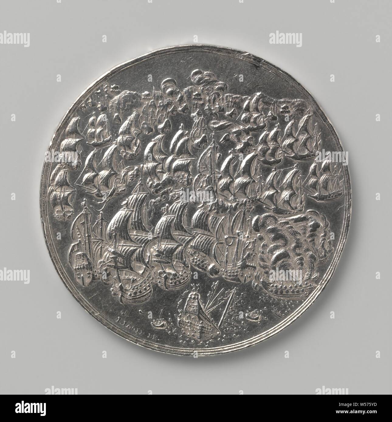 Battaglia di Duins, medaglia d'argento. Parte anteriore: immagine della corsa. Retromarcia: iscrizione entro ghirlanda di vite, Battaglia delle Downs, Downs, trattare, Kent, Maarten Harpertszoon Tromp, Johannes Looff, Middelburg, 1639, argento (metallo), colpendo (metallurgia), d 6,4 cm × w 70.10 Foto Stock