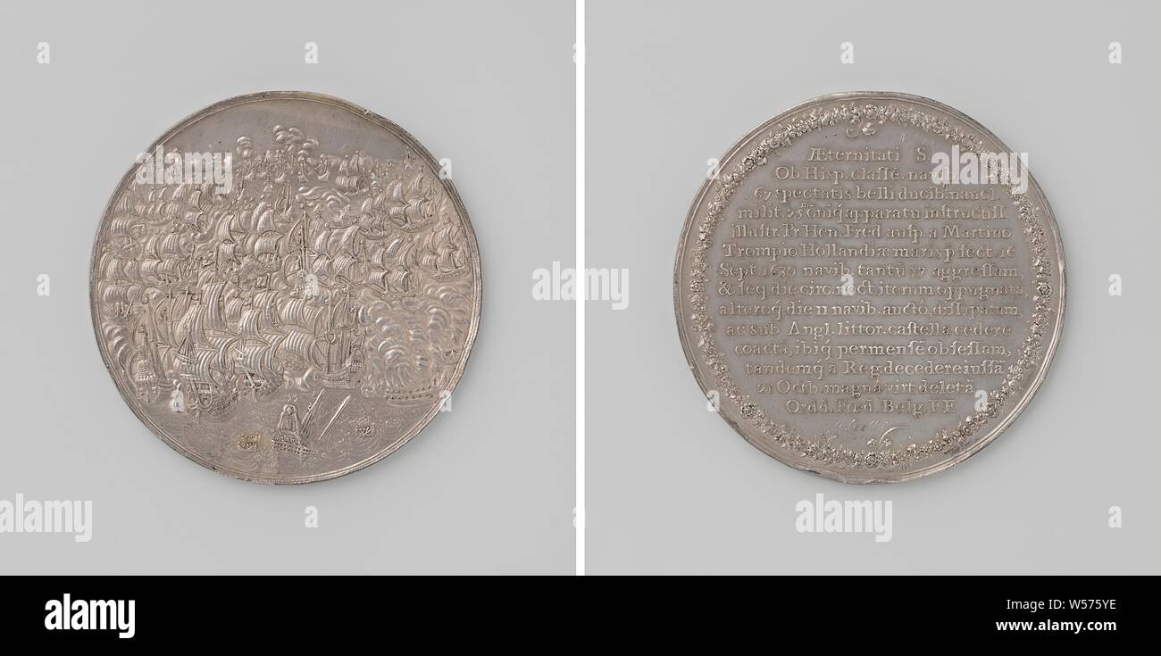 Battaglia di Duins, medaglia d'argento. Parte anteriore: immagine della corsa. Retromarcia: iscrizione ghirlanda di fiori, Battaglia delle Downs, Downs, trattare, Kent, Maarten Harpertszoon Tromp, Johannes Looff, Middelburg, 1639, argento (metallo), colpendo (metallurgia), d 6.3 cm × W 672 Foto Stock