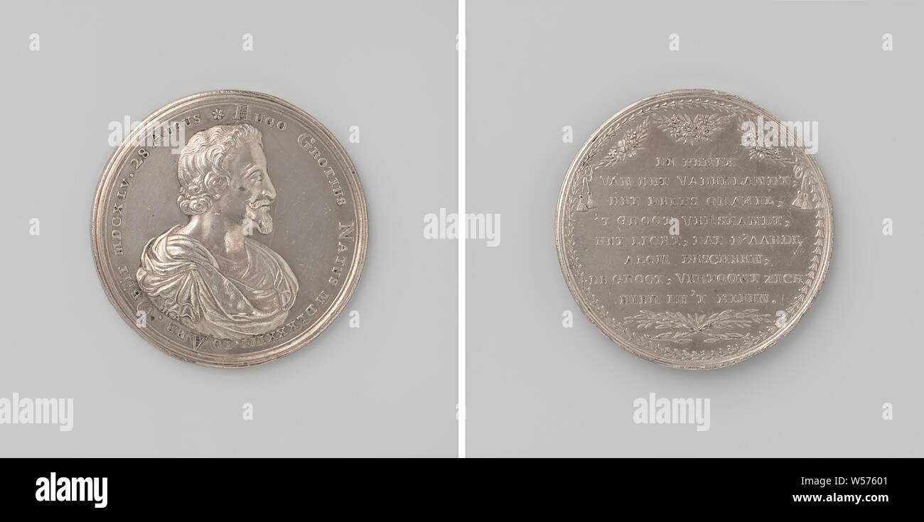 La morte di Hugo de Groot, medaglia d'argento. Anteriore: uomo di busto all'interno dell'interno. Retromarcia: iscrizione sotto flower spray, al di sopra di due attraversato corona di alloro, all'interno della corona, Hugo de Groot, Reynier Arondeaux, Amsterdam, 1681 - 1682, argento (metallo), colpendo (metallurgia), d 4,9 cm × w 46.20 Foto Stock