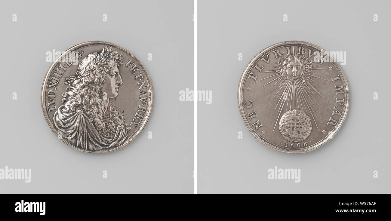 Re di Francia Luigi XIV, medaglia d'argento. Complementare: l uomo nel petto del pezzo con corona di alloro interno un'iscrizione. Retromarcia: sole illumina la terra sopra l'anno, all'interno di un'iscrizione, Luigi XIV re di Francia), Jean Warin (II) (copia dopo), Paris, 1666, argento (metallo), colpendo (metallurgia), d 4,8 cm × w 39,45 Foto Stock