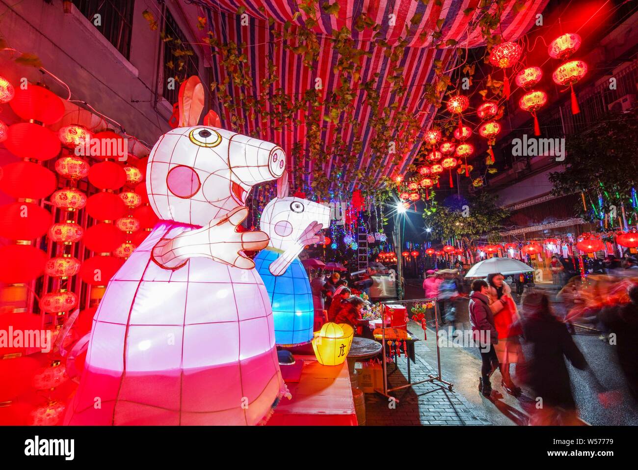 Le persone che frequentano la lanterna Qiantang esposizione in Dengxin Lane, Tianshui Street, Hangzhou, est della Cina di provincia dello Zhejiang, 17 febbraio 2019. Il Foto Stock