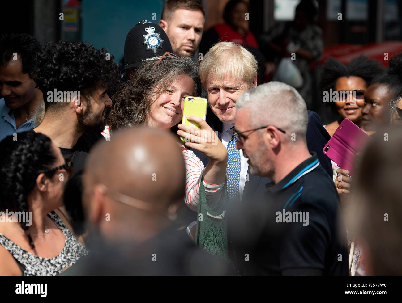 Il primo ministro Boris Johnson e Home Secretary Priti Patel su un aborigeno con la polizia locale durante una visita a North Road, Harborne, Birmingham prima di annunciare il suo piano per reclutare un extra 20.000 funzionari di polizia e una urgente revisione avrà luogo di piani per rendere più facile per le forze per l'uso di stop-e-poteri di ricerca. Foto Stock