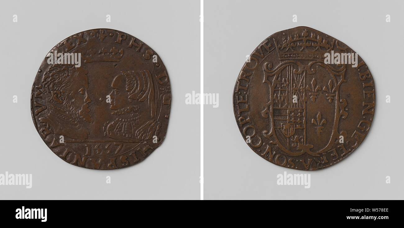 Filippo II re di Spagna e Maria, Regina dell'Inghilterra, medaglia di rame. Anteriore: rivolta verso il maschio e la femmina breastpieces affacciati sotto una corona all'interno di un'iscrizione, taglio: anno. Retromarcia: stemma nel cartiglio con corona all'interno di iscrizione, Filippo II re di Spagna), Maria Tudor (regina dell'Inghilterra), anonimo, 1557, rame (metallo), colpendo (metallurgia), d 2,8 cm × w 3.78 Foto Stock