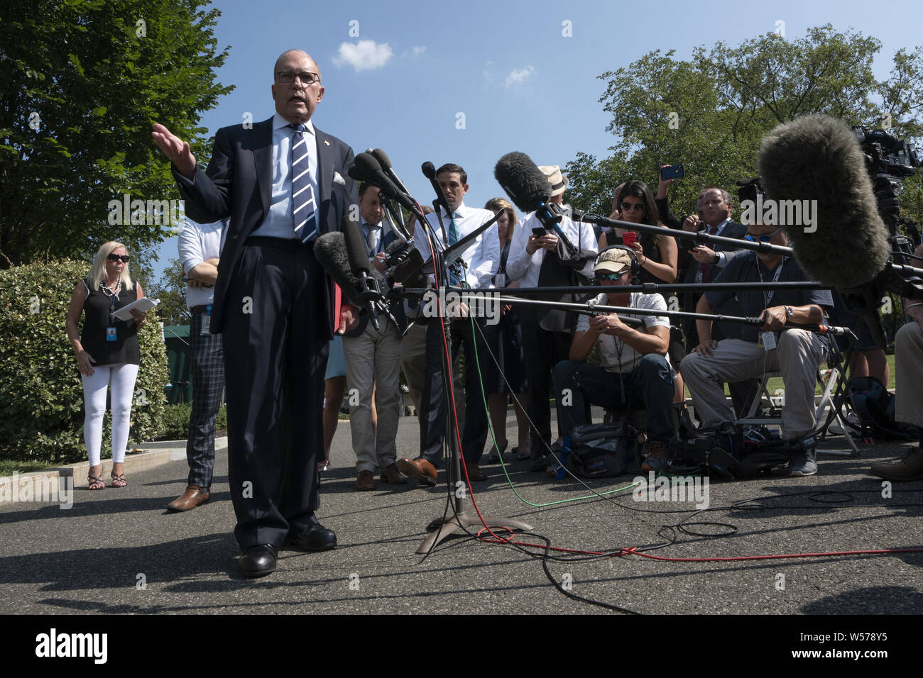 Luglio 26, 2019, Washington, Distretto di Columbia, Stati Uniti d'America: Direttore del Consiglio nazionale economico Larry Kudlow parla alla stampa in seguito ad una intervista televisiva alla Casa Bianca a Washington DC, USA su luglio 26, 2019. Credito: Stefani Reynolds/CNP/ZUMA filo/Alamy Live News Foto Stock