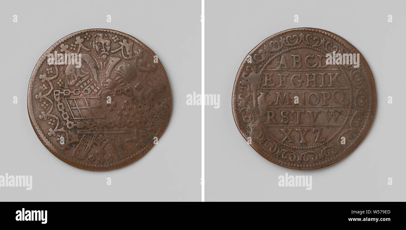 Scuola: token token di calcolo su cui lavorare con i token di calcolo è mostrato, token di rame. Anteriore: uomo in piedi dietro al tavolo, in cui le linee sono state prelevate e sono token entro la cornice decorativa. Retromarcia: alfabeto in cinque linee poste una sopra l'altra entro la cornice decorativa., anonimo, Paesi Bassi, c. 1400 - c. 1885, rame (metallo), colpendo (metallurgia), d 2,8 cm × w 4.55 Foto Stock