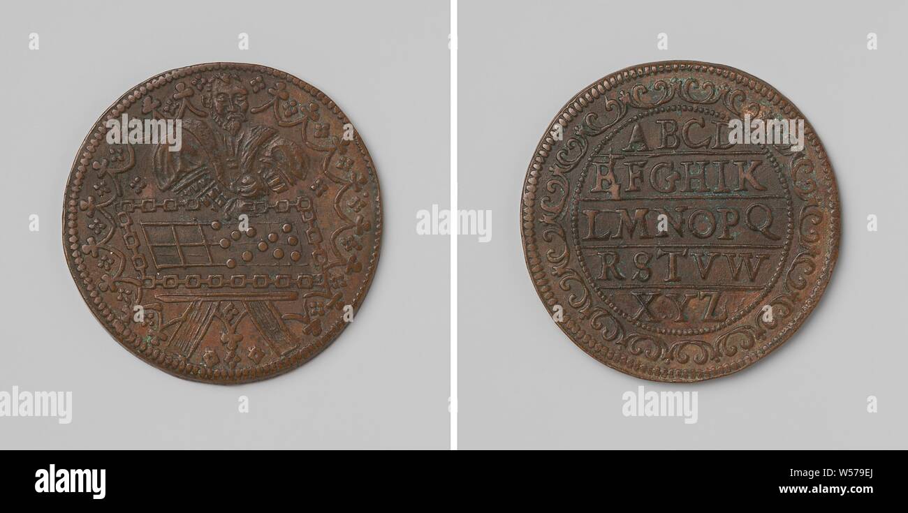 Scuola: token token di calcolo su cui lavorare con i token di calcolo è mostrato, token di rame. Anteriore: uomo in piedi dietro al tavolo, in cui le linee sono state prelevate e sono token entro la cornice decorativa. Retromarcia: alfabeto in cinque linee poste una sopra l'altra entro la cornice decorativa., anonimo, Paesi Bassi, c. 1400 - c. 1885, rame (metallo), colpendo (metallurgia), d 2,8 cm × w 6.22 Foto Stock