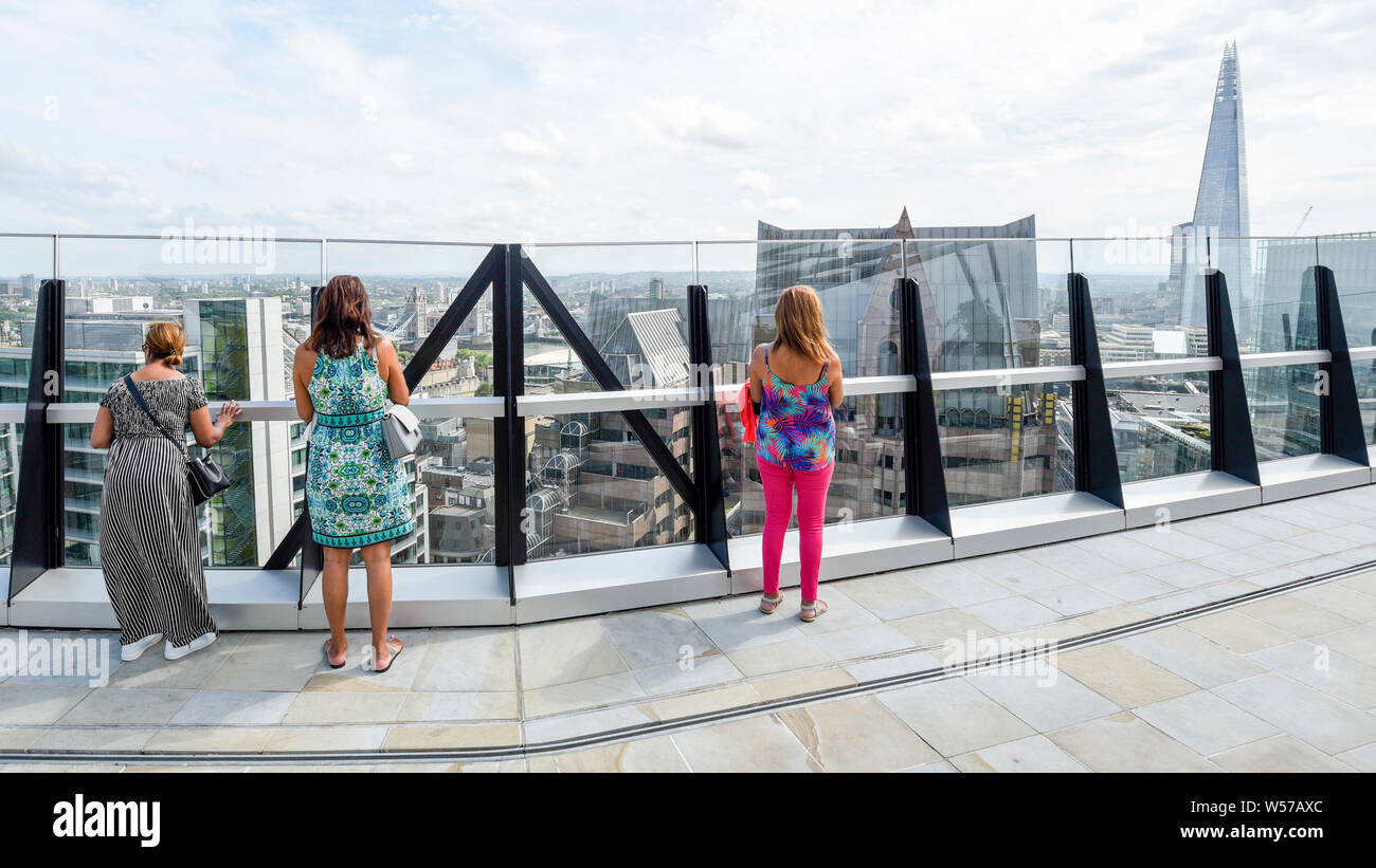 Londra, Regno Unito. 26 Luglio, 2019. Regno Unito : Meteo persone approfitta del tempo caldo per visitare il libero giardino pubblico a 120 Fenchurch Street nella città di Londra. Situato al quindicesimo piano, il giardino esterno offre ai visitatori una vista a 360 gradi della capitale, vicino i punti di riferimento iconici, come ad esempio il walkie talkie e cetriolino e include anche una funzione di acqua e fiore giardino che attira le api e altri impollinatori. Credito: Stephen Chung/Alamy Live News Foto Stock