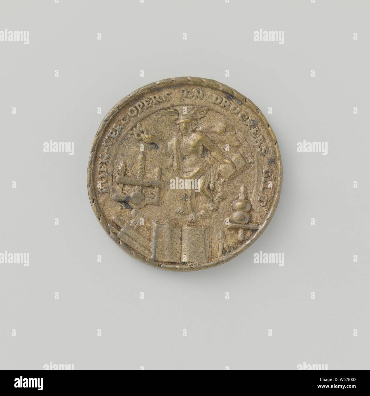 Prenota stampante, legante e venditore di guild da Middelburg, guild token con n. 9, token di ottone. Anteriore: un legame premere su cui un libro aperto con nastri e includente una bibbia con serrature di giacere al di sopra di numero 9 tra due stelle all'interno di un'iscrizione. Lato inverso: stampa, alla cui sinistra post una medicazione martello e al montante destro un vassoio di inchiostro sono allegate, a sinistra e a destra di essa: un paio di stampante di sfere all'interno di un coperchio, Middelburg, Zacharias romana, Paulus Wante, Johannes de Mey, anonimo, 1631, ottone (lega), incisione, d 3,8 cm × w 22.45 Foto Stock