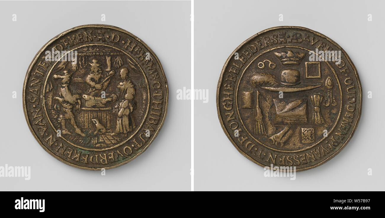 Panno di seta acquirenti e commercianti di guild da Middelburg, guild token con n. 12, token di ottone. Anteriore: sotto l'anno: commerciante di stoffe, in piedi dietro il contatore nel suo negozio con un pezzo di tessuto, a sinistra e a destra: maschio e femmina, tra le due cifre: 12 all'interno di un cerchio. Retromarcia: coronato con cappello di piume intorno ad esso: occhiali, guy, pettine, spazzolino, pot, maglieria, tre rulli e una tuta all'interno di un coperchio, Middelburg, C. Thibaut, N. van Santen, ABR. Verhof, Pr. van Essen, T. De Jonghe, Johannes van Houten, 1677, ottone (lega), incisione, d 5,6 cm × w 57.85 Foto Stock