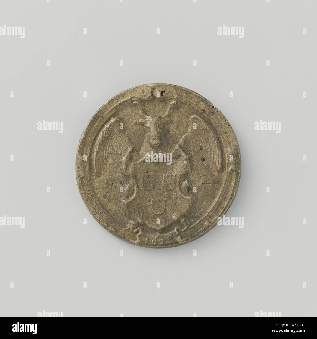 San Lucas gilda di Middelburg, guild token con n. 91, medaglia di ottone. Anteriore: il bue alato detiene Lucasschild nelle sue gambe, affiancato dai numeri 9 e 2 di cui sopra l'anno. Retromarcia: pittura, raffigurata come una donna seduta con un bastone nella destra e la tavolozza dei colori nella mano sinistra tra architettura, raffigurata come una donna seduta con un quadrato in alto a sinistra e la scultura con una statua alata in sinistra e scalpellino del martello nella mano destra sotto iscrizione, di seguito: stemma, Middelburg, Adriaen Pietersz. van de Venne, 1618, ottone (lega), incisione, d 4.4 cm × w 28.53 Foto Stock