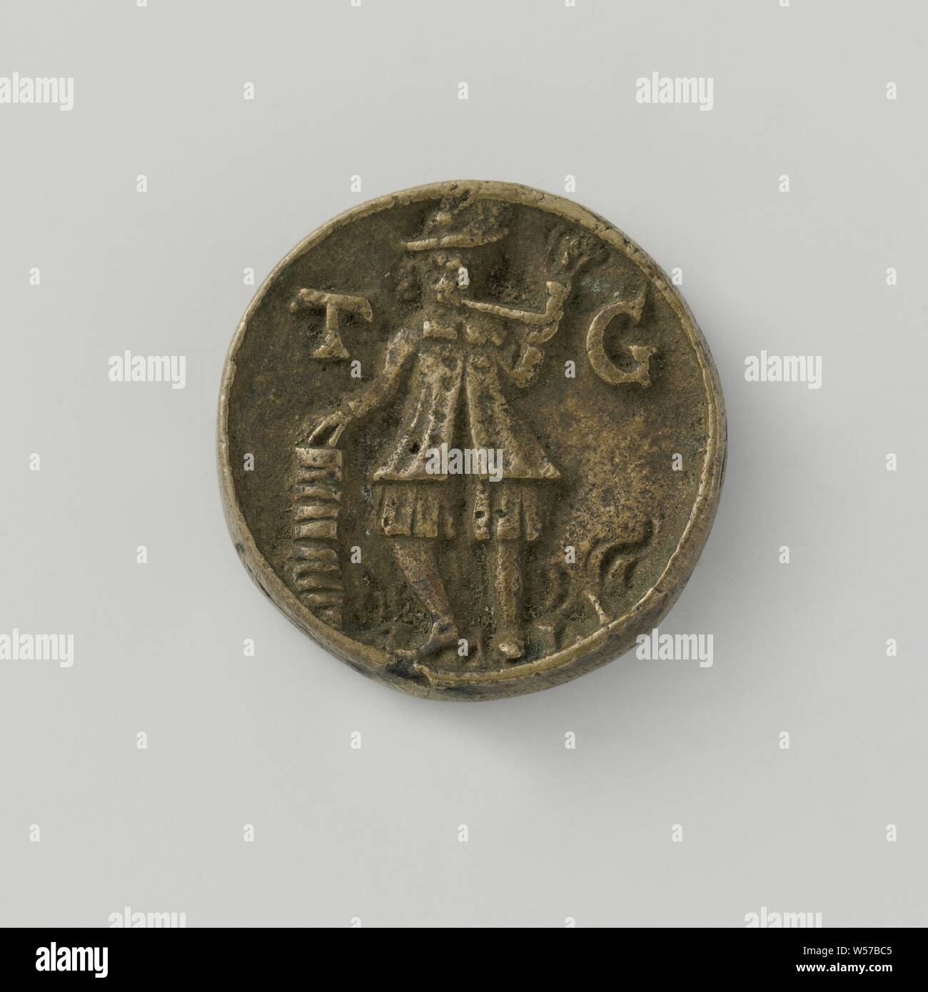 Fornitore di tabacco's guild da Aardenburg, guild token con n. 12, medaglia di ottone. Parte anteriore: canalizzazione-fumatori l'uomo con il cappello sulla testa in jerkin e breve pantaloni larghi supportata con la mano destra sulla pila di rotoli di tabacco, su entrambi i lati dell'uomo: lettere T E G. retromarcia: incoronato equilibrio al di sopra del tabacco tra canna iscrizione n. 12, Aardenburg, Jan de Loedder, 1669, ottone (lega), incisione, d 3.4 cm × W 318 Foto Stock