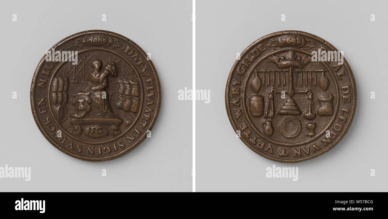 Vettewariers gilda di Middelburg, guild token con n. 110, medaglia di rame. Anteriore: la donna con un corno riempito di abbondanza in mano e uno stemma ai suoi piedi, seduti in mezzo a sacchi di grano e barili sopra il vano con il numero 110, in background: navi entro un'iscrizione. Retromarcia: coronato, scale equilibrato sotto un bastone, su cui le candele e due prosciutti appesi, una canna sulla sinistra, un sacco di grano sulla destra, sotto un orecchio brocca, un piattino e un roemer entro un cerchio, Middelburg, anonimo, 1698, rame (metallo), fondazione, d 5.4 cm × w 54.36 Foto Stock