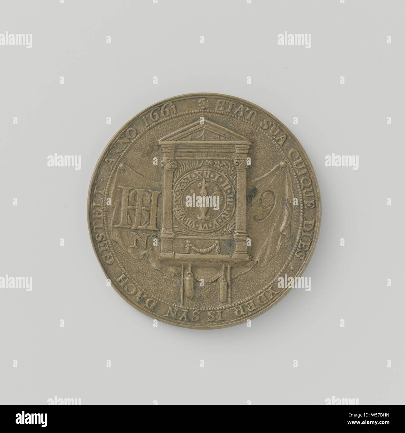 Clockmakers' Guild, funebre medaglia con n. 9, medaglia di ottone. Anteriore: guardare per tela con monogramma di lettere H, S e L e N° di iscrizione 9 all'interno di un avvolgimento. Retromarcia: bara sulla barra accanto al sepolcro aperto in background due piramidi, con picche in un cerchio., anonimo, Olanda, 1661, ottone (lega), incisione, d 7.1 cm × w 67.89 Foto Stock
