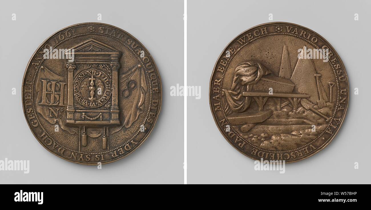 Clockmakers' Guild, funebre token con n. 8, token di ottone. Anteriore: guardare per tela con monogramma di lettere H, S e L e N° di iscrizione 8 all'interno di un avvolgimento. Retromarcia: bara sulla barra accanto al sepolcro aperto in background due piramidi, con picche in un cerchio., anonimo, Olanda, 1661, ottone (lega), incisione, d 7.1 cm × w 64.82 Foto Stock