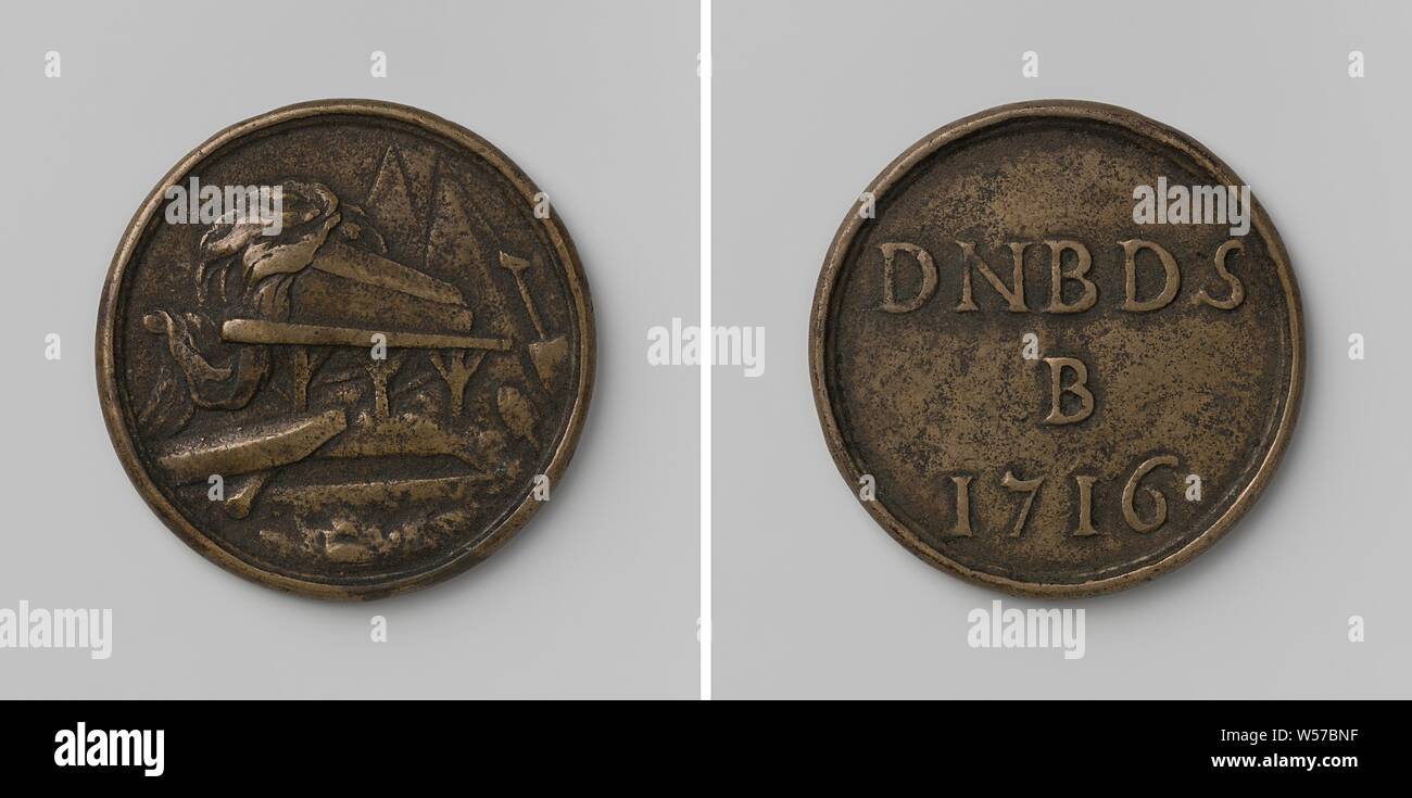 Quartiere di Noordelijke Brouwersdwarsstraat all'Aia, medaglia di ottone. Anteriore: bara sulla barra accanto al sepolcro aperto in background due piramidi con picche. Retromarcia: iscrizione sopra l'anno, Noordelijke Brouwersdwarsstraat, anonimo, l'Aia, 1716, ottone (lega), fondazione, d 4.2 cm × w 24.22 Foto Stock