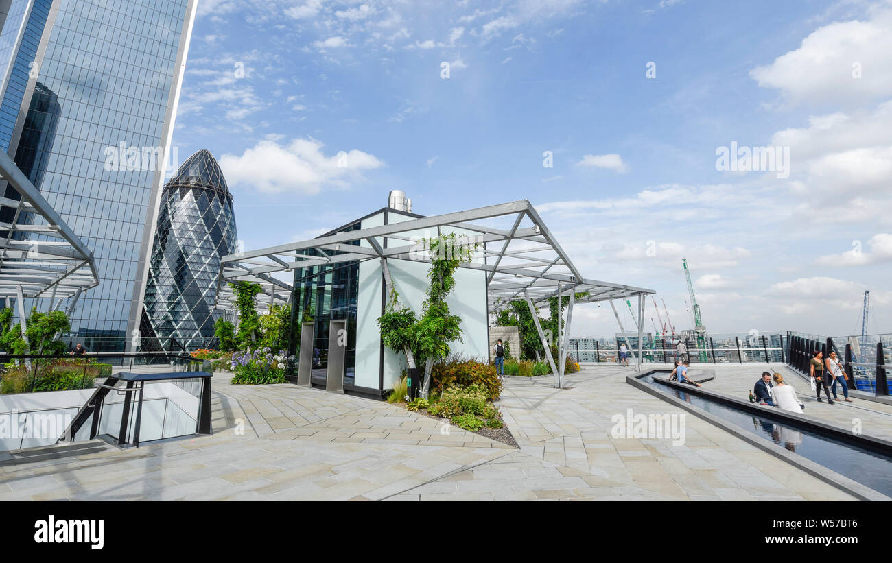 Londra, Regno Unito. 26 Luglio, 2019. Regno Unito : Meteo persone approfitta del tempo caldo per visitare il libero giardino pubblico a 120 Fenchurch Street nella città di Londra. Situato al quindicesimo piano, il giardino esterno offre ai visitatori una vista a 360 gradi della capitale, vicino i punti di riferimento iconici, come ad esempio il walkie talkie e cetriolino e include anche una funzione di acqua e fiore giardino che attira le api e altri impollinatori. Credito: Stephen Chung/Alamy Live News Foto Stock