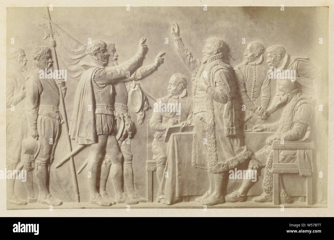Rilievo con scena di ottanta anni di guerra [? ], Scultura, riproduzione di un pezzo di scultura, Willem Frederik Vinkenbos (menzionato in oggetto), l'Aia, 1879 - 1890, carta, carta fotografica, cartone, albume stampa, h 165 mm × W 263 mm h 328 mm × W 478 mm Foto Stock