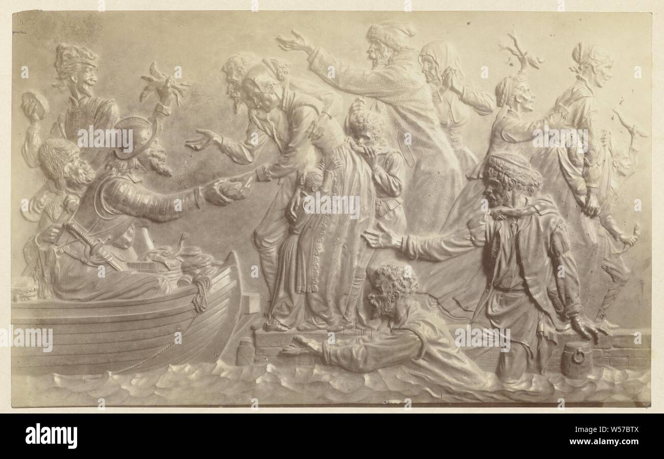 Reliel f con scena di ottanta anni di guerra [?], scultura, riproduzione di un pezzo di scultura, Willem Frederik Vinkenbos (menzionato in oggetto), l'Aia, c. 1879 - c. 1890, carta, carta fotografica, cartone, albume stampa, h 156 mm × W 253 mm h 330 mm × W 476 mm Foto Stock