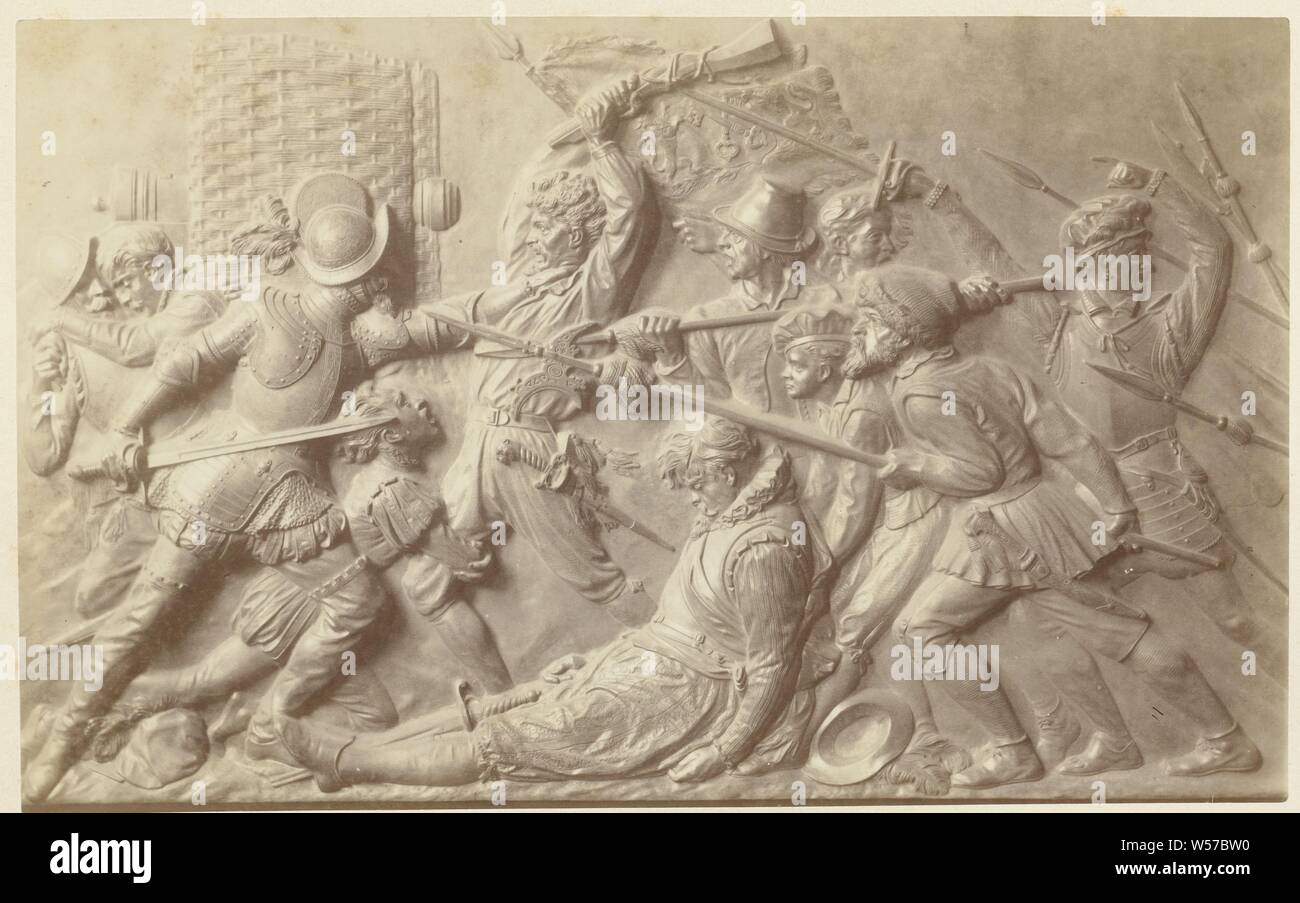 Rilievo con scena di ottanta anni di guerra, il pezzo di scultura, riproduzione di un pezzo di scultura, Willem Frederik Vinkenbos (menzionato in oggetto), l'Aia, c. 1879 - c. 1890, carta, carta fotografica, cartone, albume stampa, h 156 mm × W 253 mm h 327 mm × W 475 mm Foto Stock