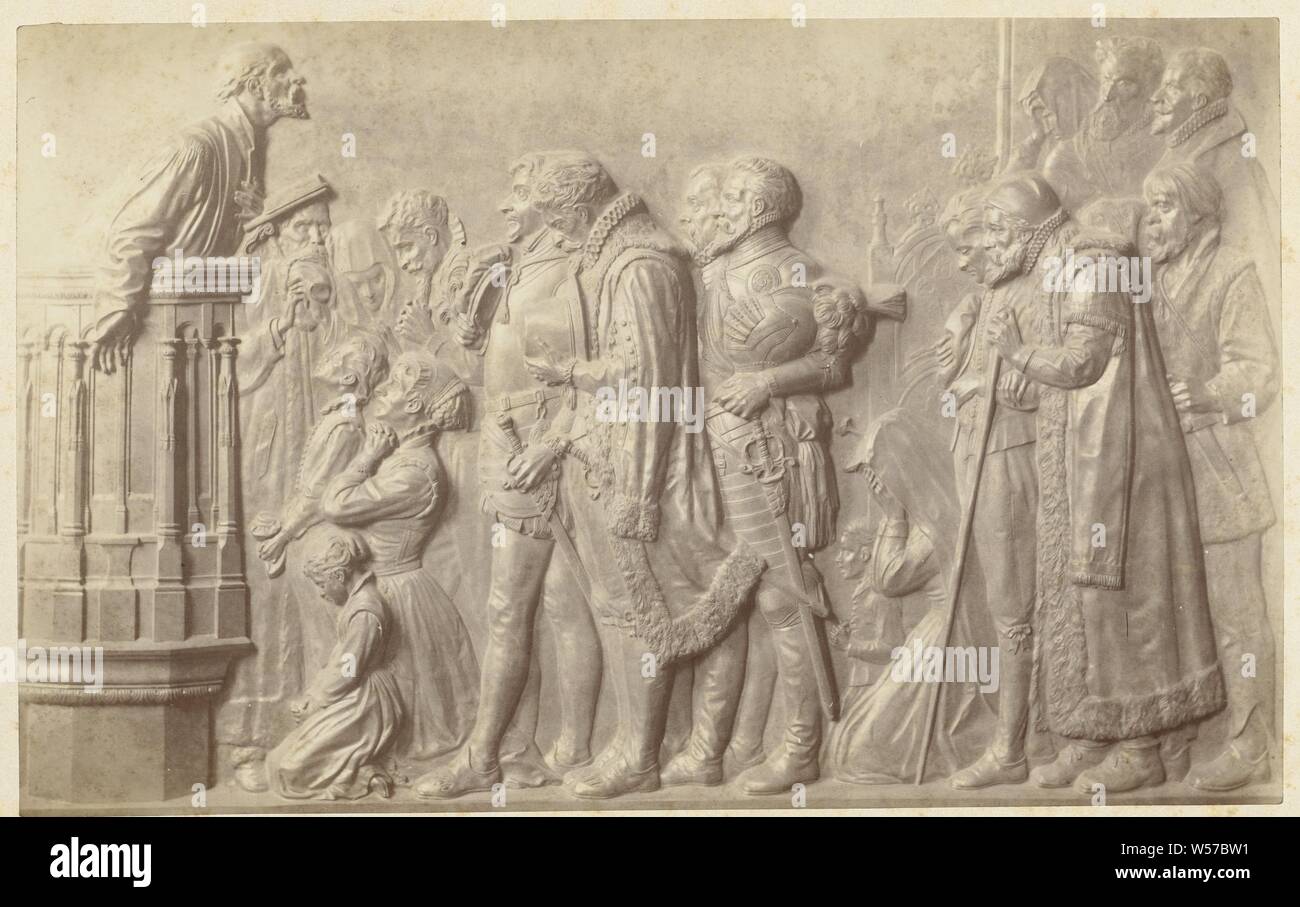 Rilievo con scena di ottanta anni di guerra, scultura, riproduzione di un pezzo di scultura, Willem Frederik Vinkenbos (menzionato in oggetto), l'Aia, c. 1879 - c. 1890, carta, carta fotografica, cartone, albume stampa, h 157 mm × W 252 mm h 326 mm × W 478 mm Foto Stock
