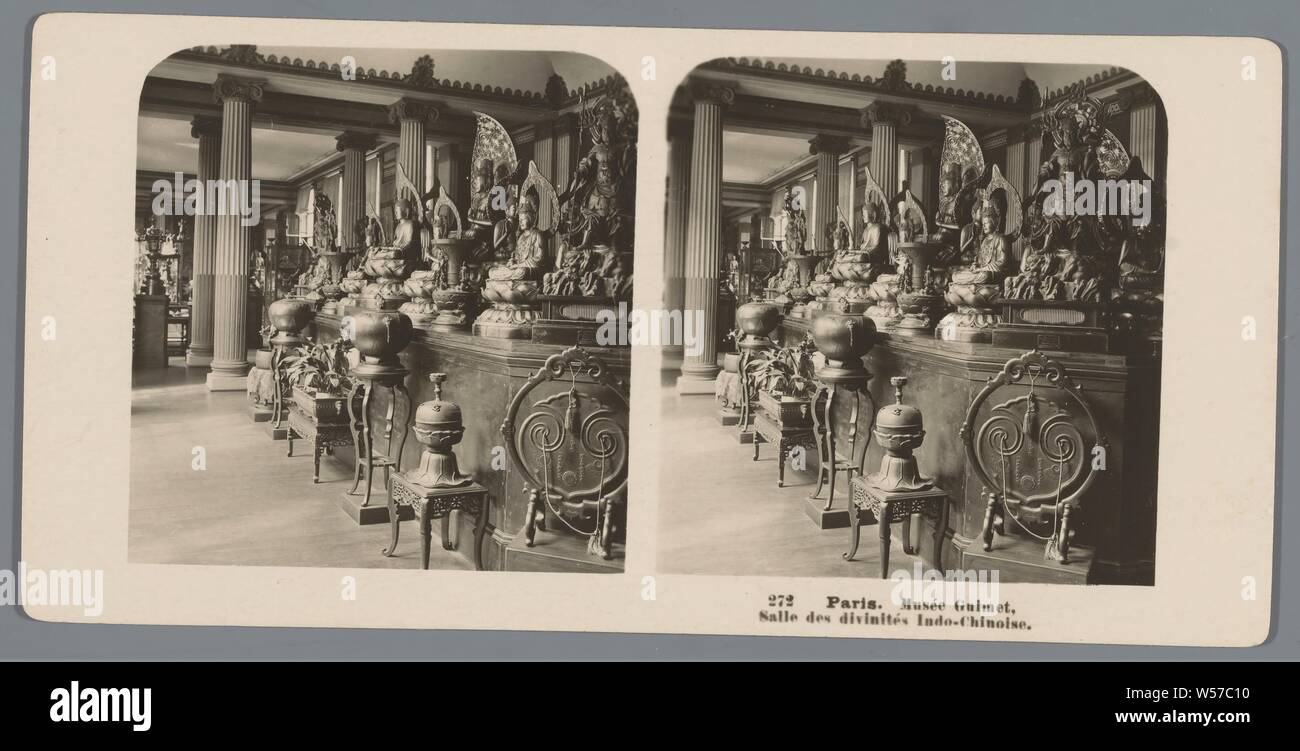 Divinità asiatiche nel museo Guimet a Parigi Parigi. Museo Guimet, Salle des divinités Indo-Chinoise (titolo in oggetto), scultura mostra permanente, museo, statue, dipinti, ecc., oggetti di culto (religioni tradizionali cinesi), Neue Photographische Gesellschaft (menzionato in oggetto), il Museo Guimet, 1903, cartone, carta fotografica, gelatina silver stampa, h 88 mm × W 179 mm Foto Stock