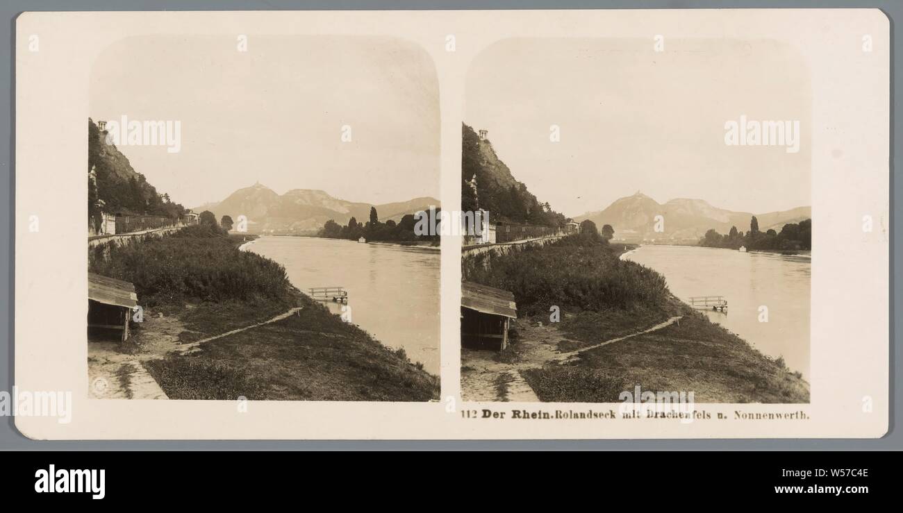 Vista di Burg Rolandseck Der Rhein. Rolandseck mit Drachenfels u. Nonnenwerth (titolo in oggetto), castrazione di un'abitazione, house, castello, etc, fiume, Burg Rolandseck, Neue Photographische Gesellschaft (menzionato in oggetto), Noord-Rijnland-Westfalen, c. 1900 - c. 1910, cartone, carta fotografica, gelatina silver stampa, h 88 mm × W 179 mm Foto Stock