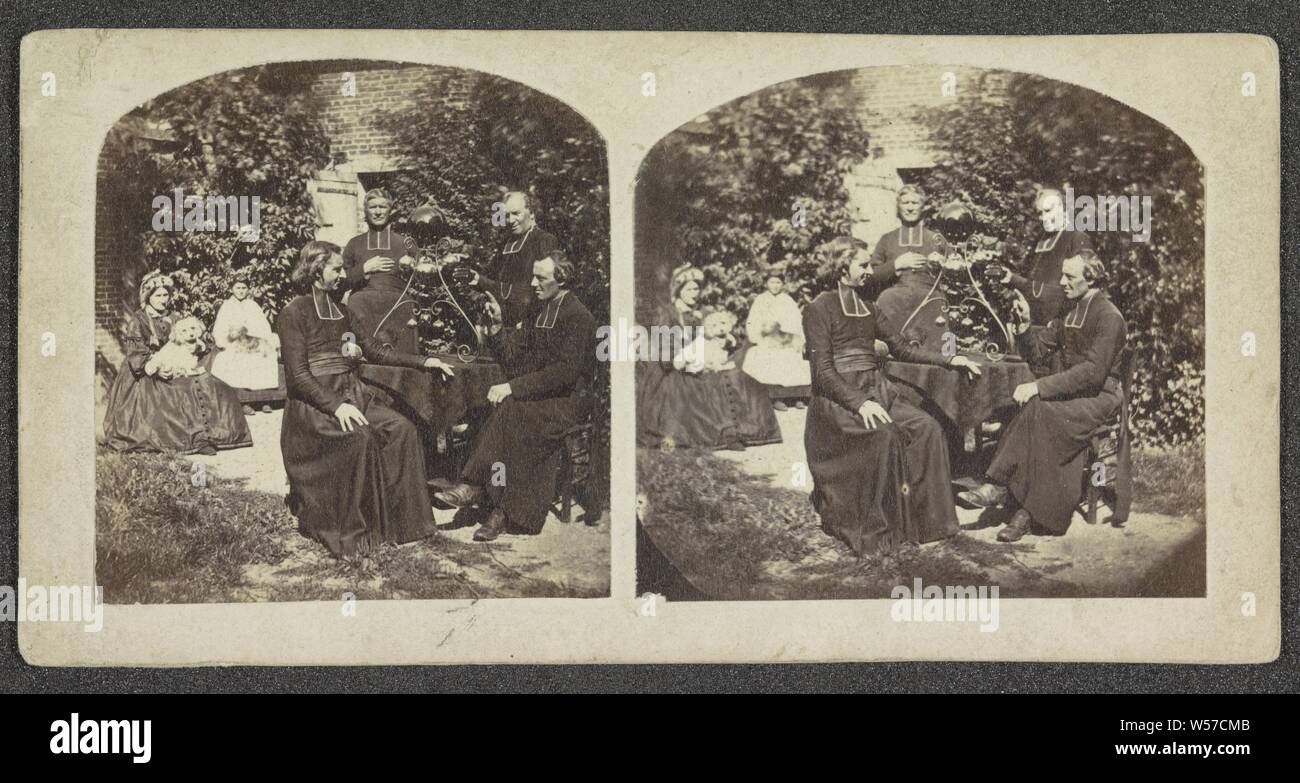 Tre clero in piedi in un giardino e sedersi intorno a un tavolo con due donne in background con i cani sul loro giro, anonimo, Francia (eventualmente), 1880, carta, carta fotografica, albume stampa, h 74 mm w 155 mm Foto Stock