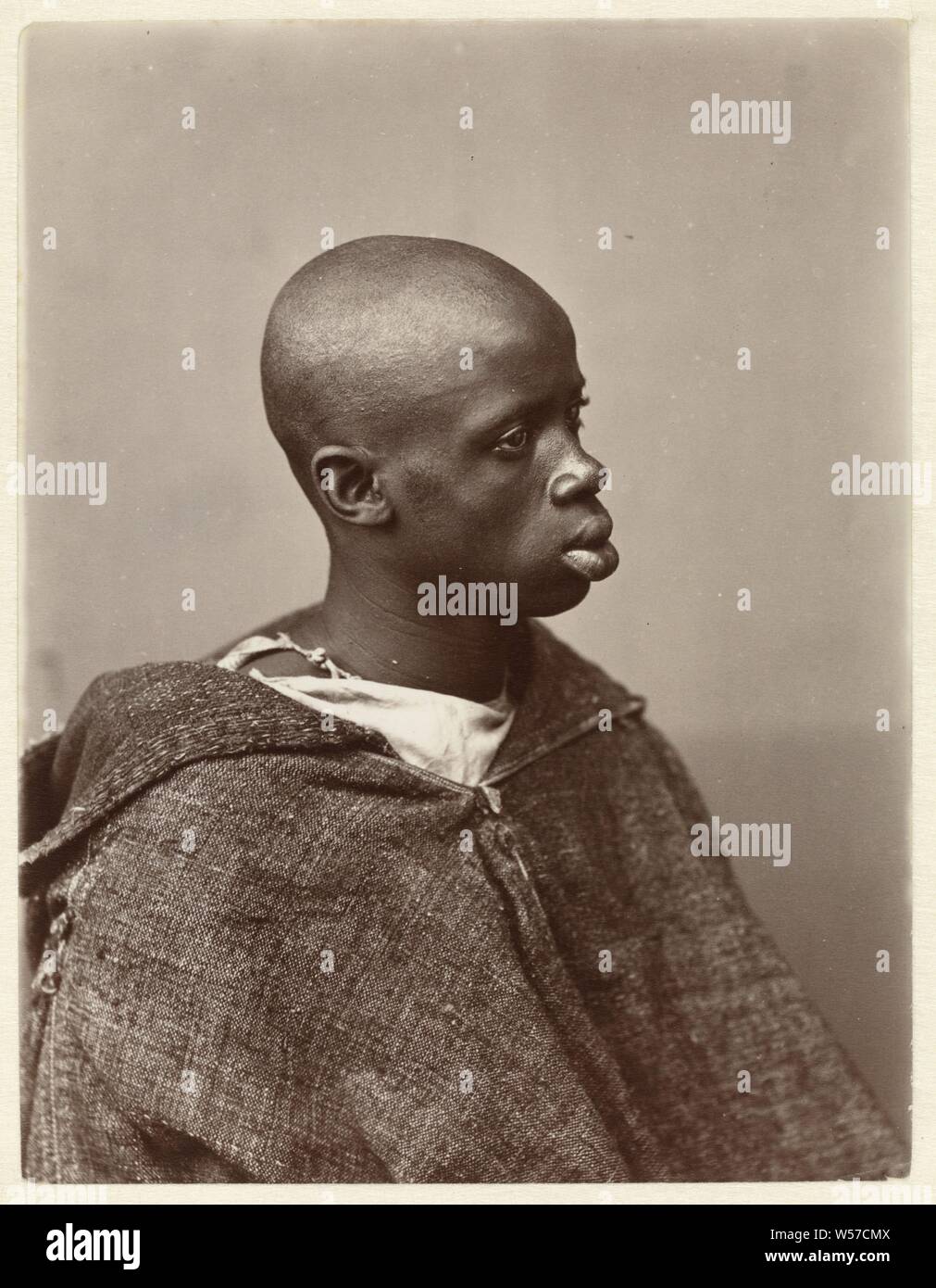 Ritratti di Hamido Laâmbre Ritratto di Hamido Laâmbre, ruotato di tre quarti., bambino, bambini che giocano con gli animali, Antonio Cavilla, Noord-Afrika, c. 1884, carta, carta fotografica, albume stampa, h 199 mm × W 153 mm Foto Stock