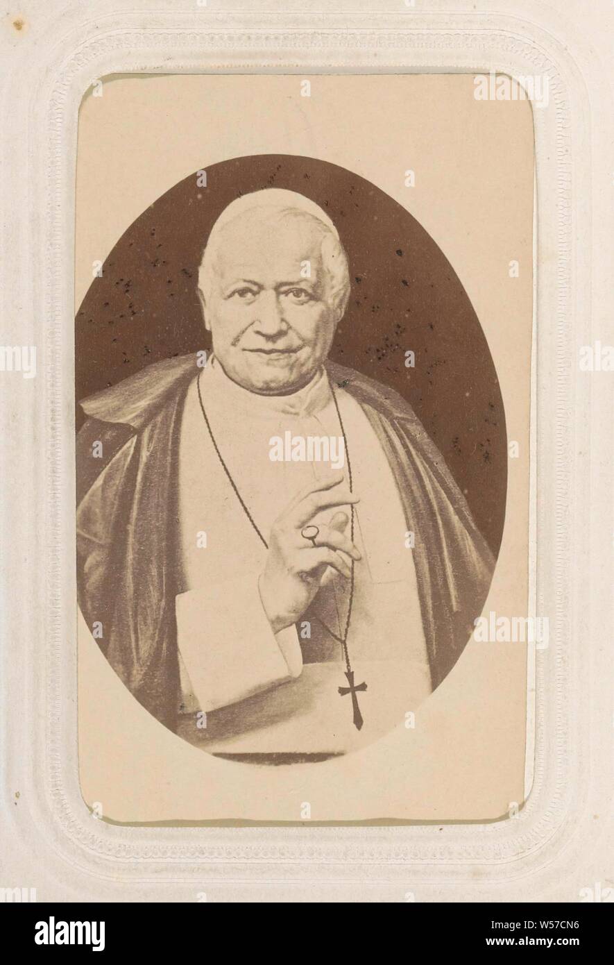 La riproduzione fotografica di (presumibilmente) un disegno di Papa Pio IX, parte di Fotoalbum con 26 cartes-de-visite del clero cattolico romano., Papa Pio IX, anonimo, c. 1860 - c. 1880, cartone, carta, carta fotografica, albume stampa, h 86 mm × W 55 mm Foto Stock