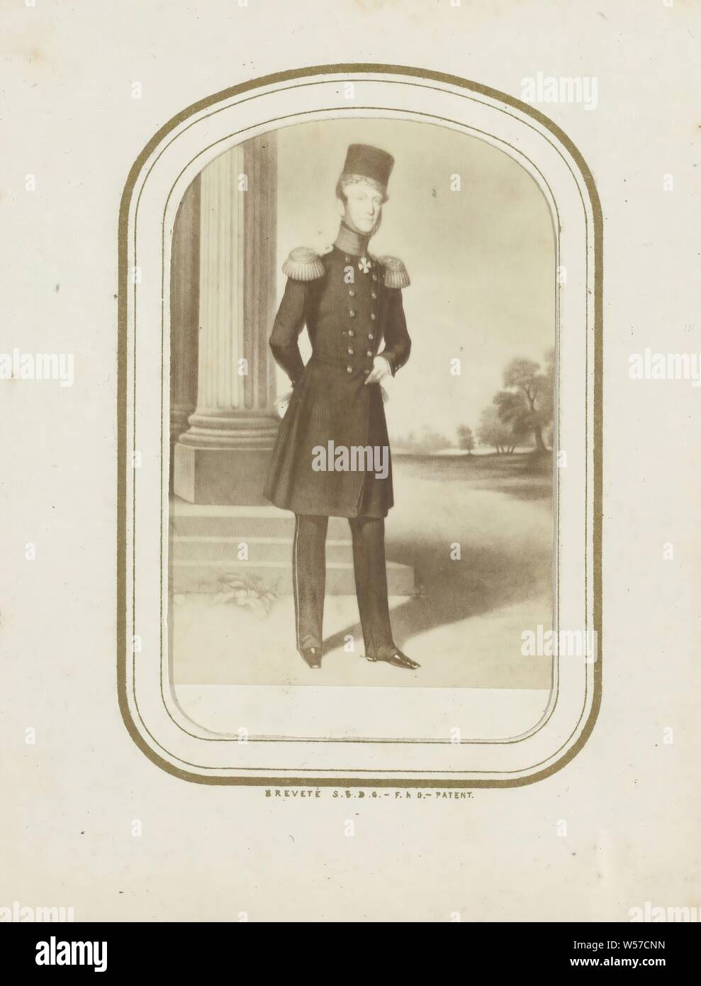 La riproduzione fotografica di (presumibilmente) una stampa di Guglielmo II, re dei Paesi Bassi, parte di album di foto con 29 foto dei righelli Olandese, storico persone, righello, sovrana (militari) uniformi, testa-marcia: uomini vestiti, scarpe, sandali, Pantaloni, calzoncini, colonna, pilastro, architettura, Willem II (Re dei Paesi Bassi), anonimo, c. 1860 - c. 1880, cartone, carta, carta fotografica, albume stampa, h 81 mm × W 56 mm h 96 mm × W 63 mm Foto Stock