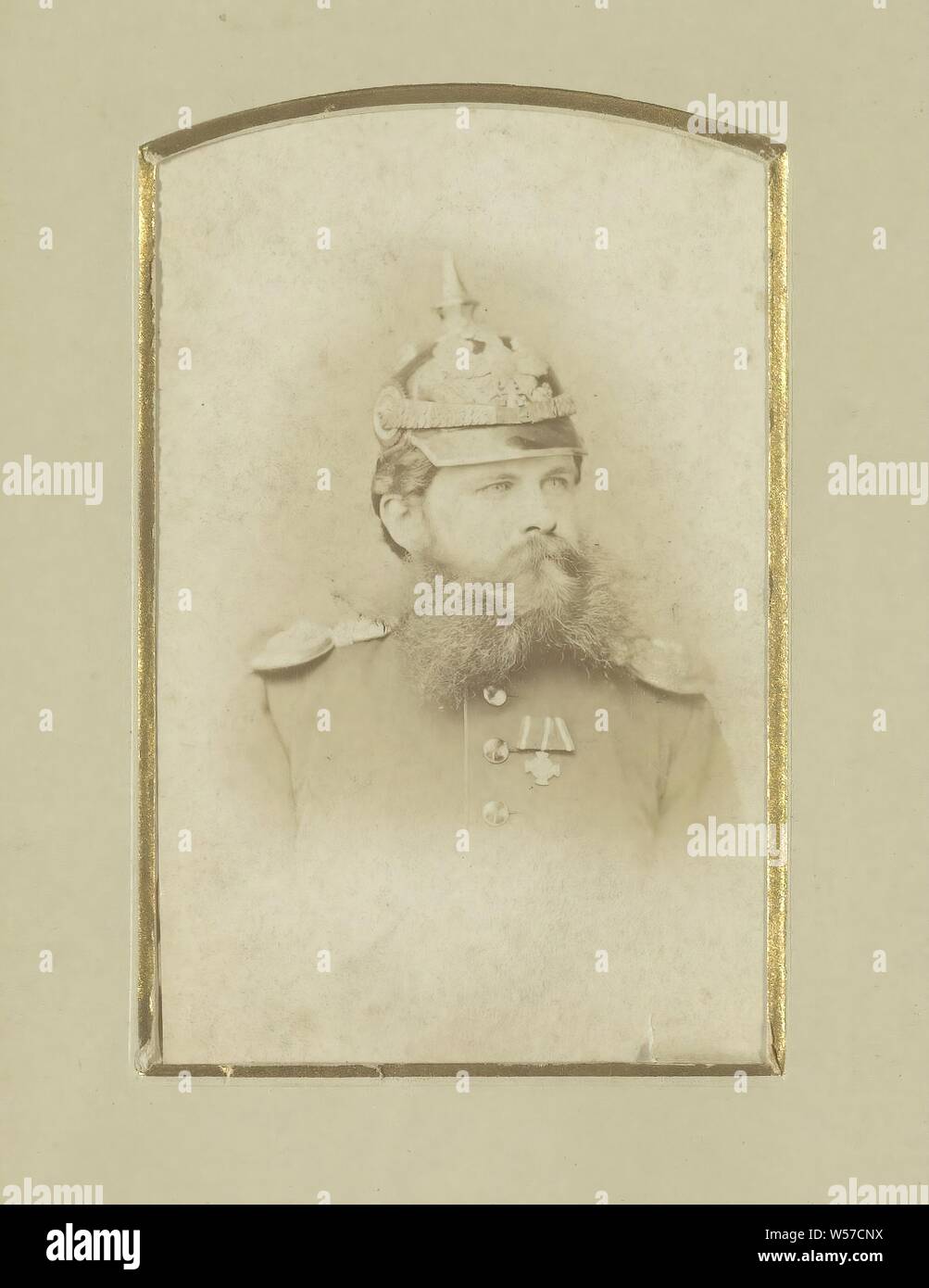 Ritratto di un soldato tedesco con sottolineato casco (Pickelhaube), parte dell'Album con cartes-de-visite e il cabinet foto di soldati in uniforme., guerra, affari militari, divisione delle forze armate, (militari) uniformi, casco, barba, Germania, L. HAASE und Comp., nel o dopo il 1864 - 1900, cartone, carta, carta fotografica, albume stampa, h 101 mm × W 62 mm Foto Stock