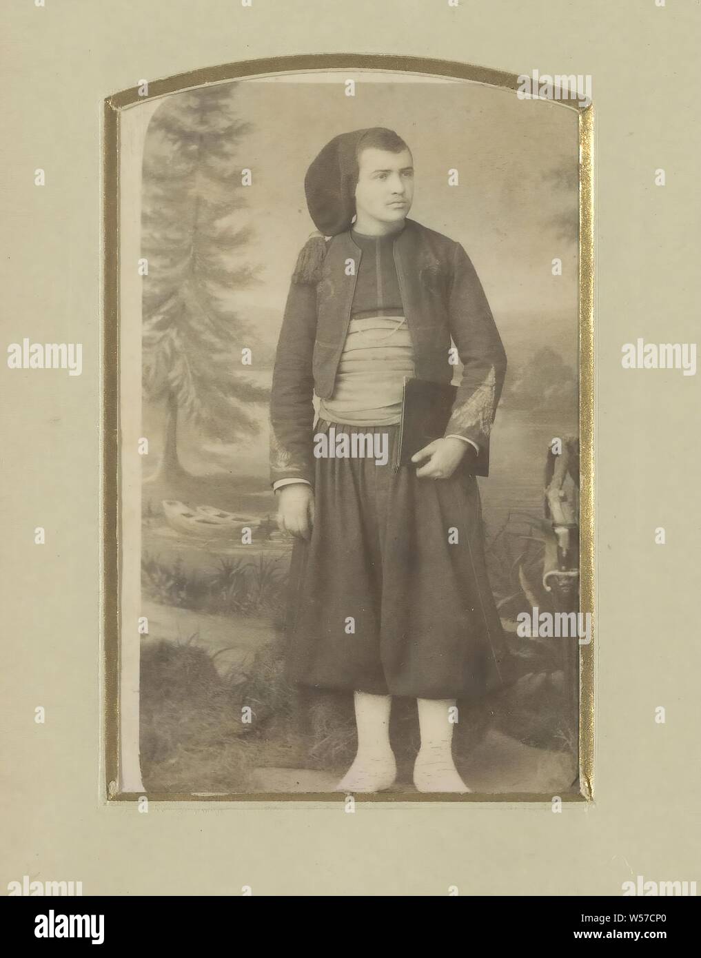 Ritratto di un Algerino zoaf in piedi con libro in mano, parte di album con cartes-de -visita cabinet e foto di soldati in uniforme., testa-marcia: PAC, warfare, affari militari, divisione delle forze armate, (militari) uniformi, Algeri, Photographie du regiment Réservé, 1870 - 1900, cartone, carta, carta fotografica, albume stampa, h 104 mm × W 62 mm Foto Stock