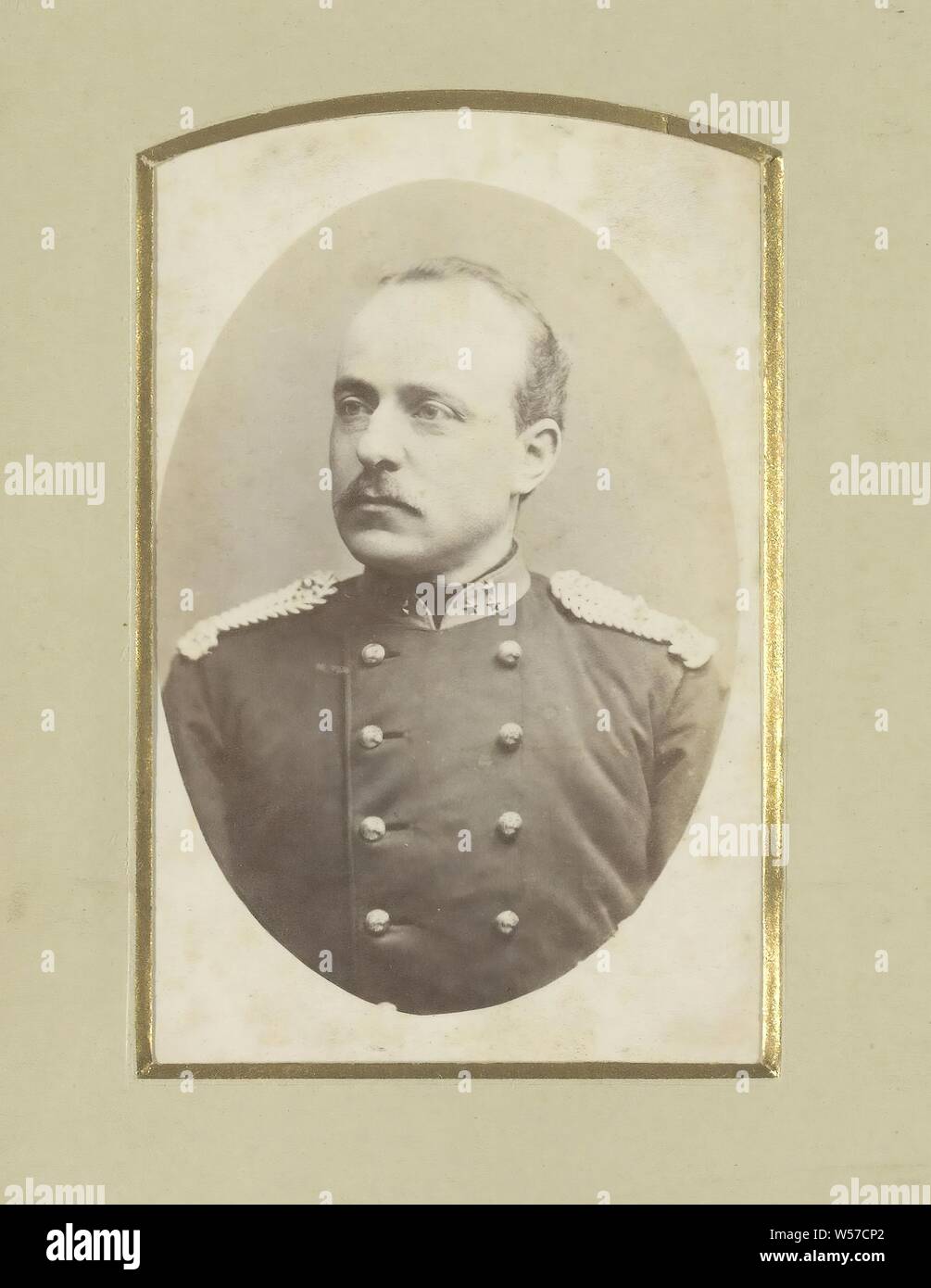 Ritratto di un (presumibilmente) soldato Olandese, parte di album con cartes-de-visite e il cabinet foto di soldati in uniforme., guerra, affari militari, divisione delle forze armate, (militari) uniformi, Groningen, Friedrich Julius von Kolkow, nel o dopo il 1873 - c. 1900, cartone, carta, carta fotografica, albume stampa, h 105 mm × W 60 mm Foto Stock