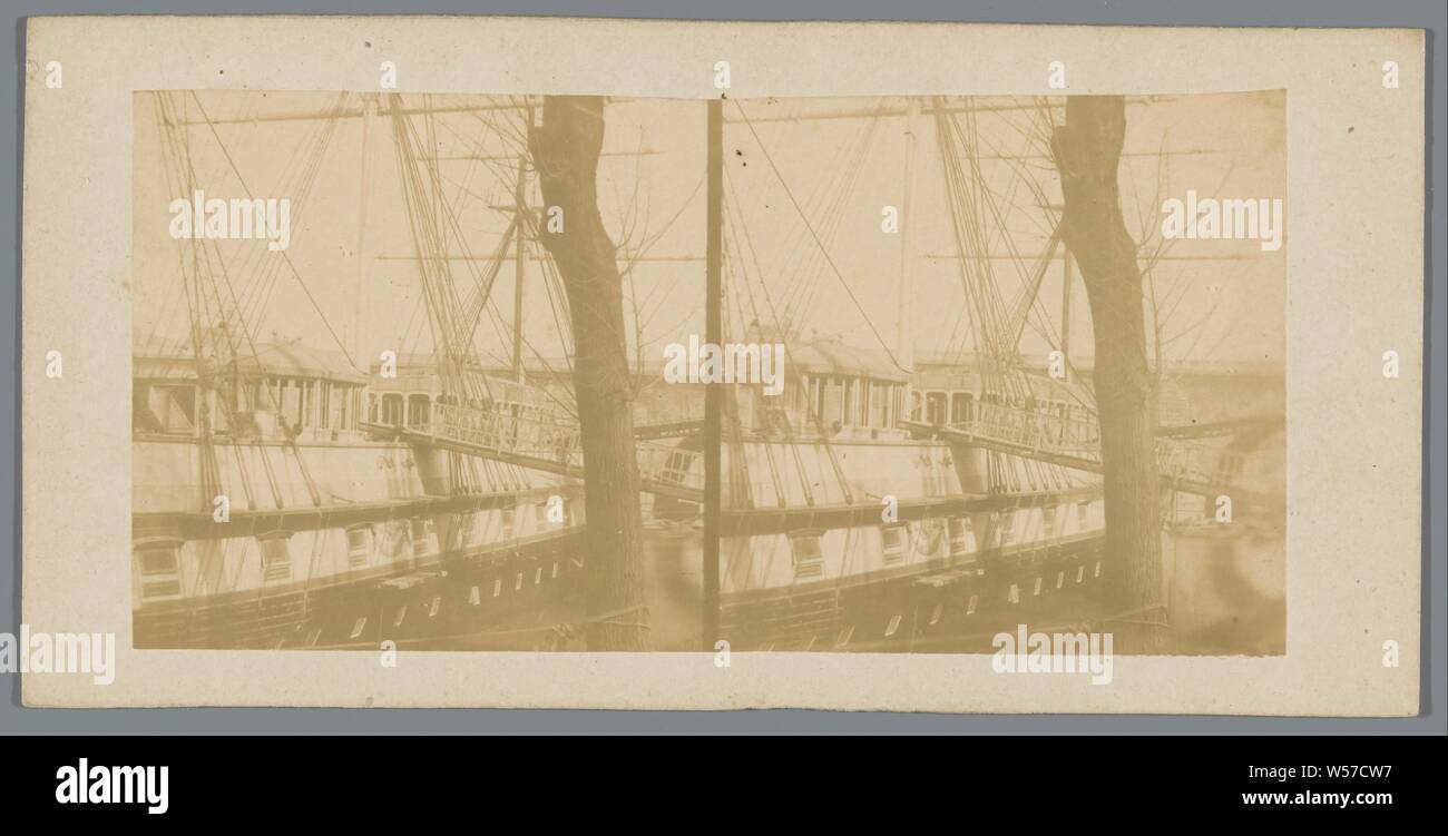 Barca a Parigi, eventualmente una scuola, navi (in generale), Parigi, anonimo, 1850 - 1880, cartone, carta fotografica, albume stampa, h 84 mm × W 171 mm Foto Stock