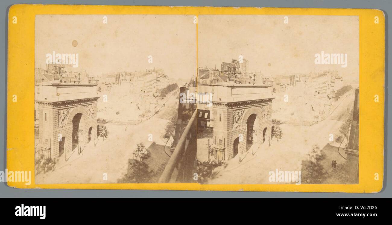 Vista delle Porte Saint-Martin a Parigi, anonimo, 1850 - 1880, carta fotografica, cartone, albume stampa, h 86 mm × W 180 mm Foto Stock