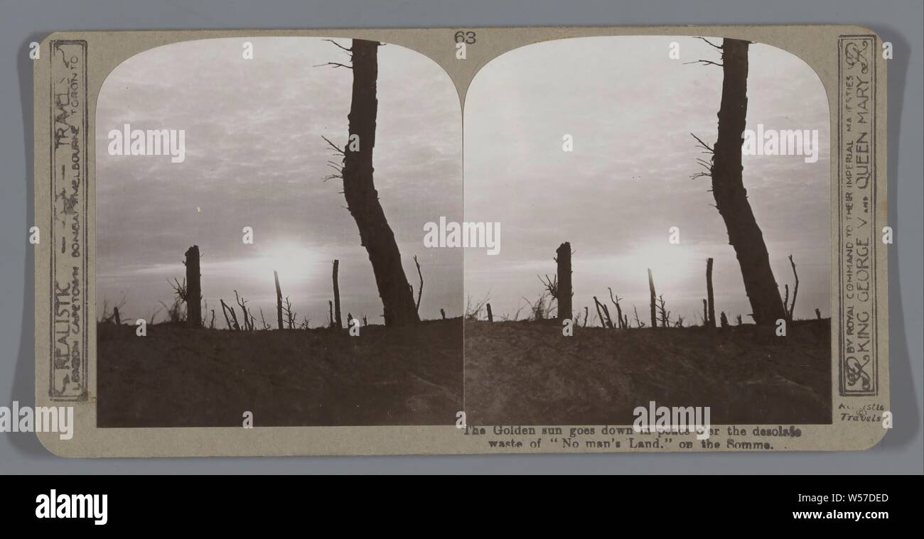 Il Golden Sun scende in pace con la desolazione o "terra di nessuno". su somme, tramonto, pianura, realistici Viaggi (menzionato in oggetto), Picardia, 1914 - 1918, cartone, carta fotografica, gelatina silver stampa, h 85 mm × W 170 mm Foto Stock