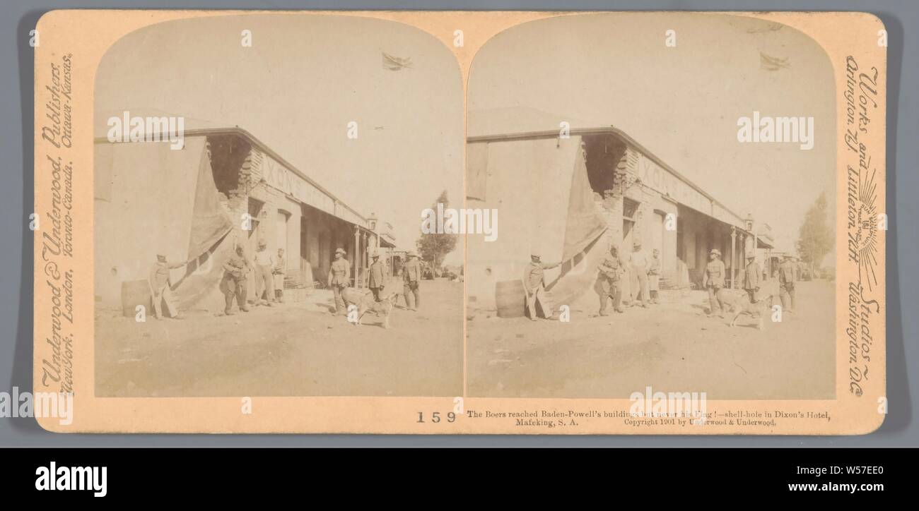 Vista del danneggiato Dixon hotel, Robert Baden-Powell presso la sede centrale a Mafeking, i Boers raggiunto Baden-Powell's edificio ma mai la sua bandiera! - Shellhole a Dixon's Hotel - Mafeking, S.A. (Titolo in oggetto), demolendo (o conquistata città), Mafeking, Underwood e Underwood (menzionato in oggetto), 1901, carta fotografica, cartone, albume stampa, h 88 mm × W 178 mm Foto Stock