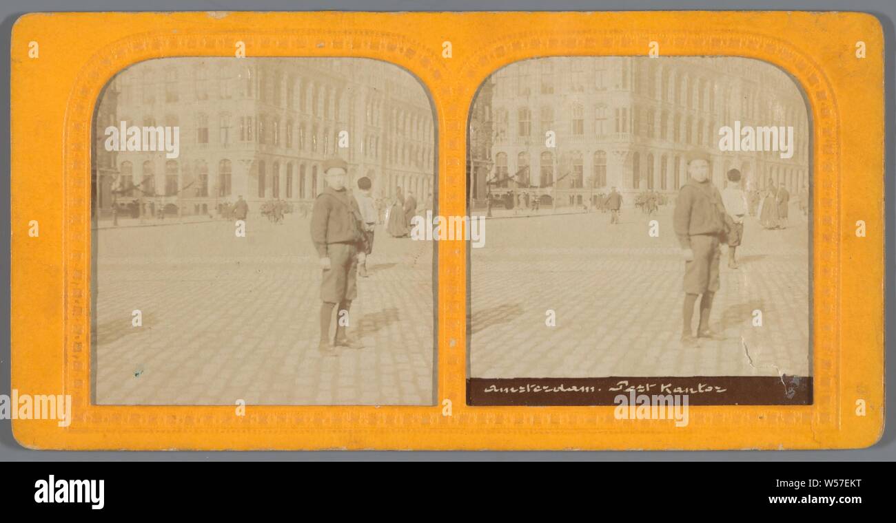 Vista di un ragazzo di fronte il principale ufficio postale in Amsterdam, Amsterdam. Post Kantor (titolo in oggetto), ragazzo (bambino tra bimbo e gioventù), street, ufficio postale, il principale ufficio postale (1895-1899), anonimo, Amsterdam, c. 1898 - c. 1900, carta fotografica, cartone, albume stampa, h 89 mm × W 177 mm Foto Stock