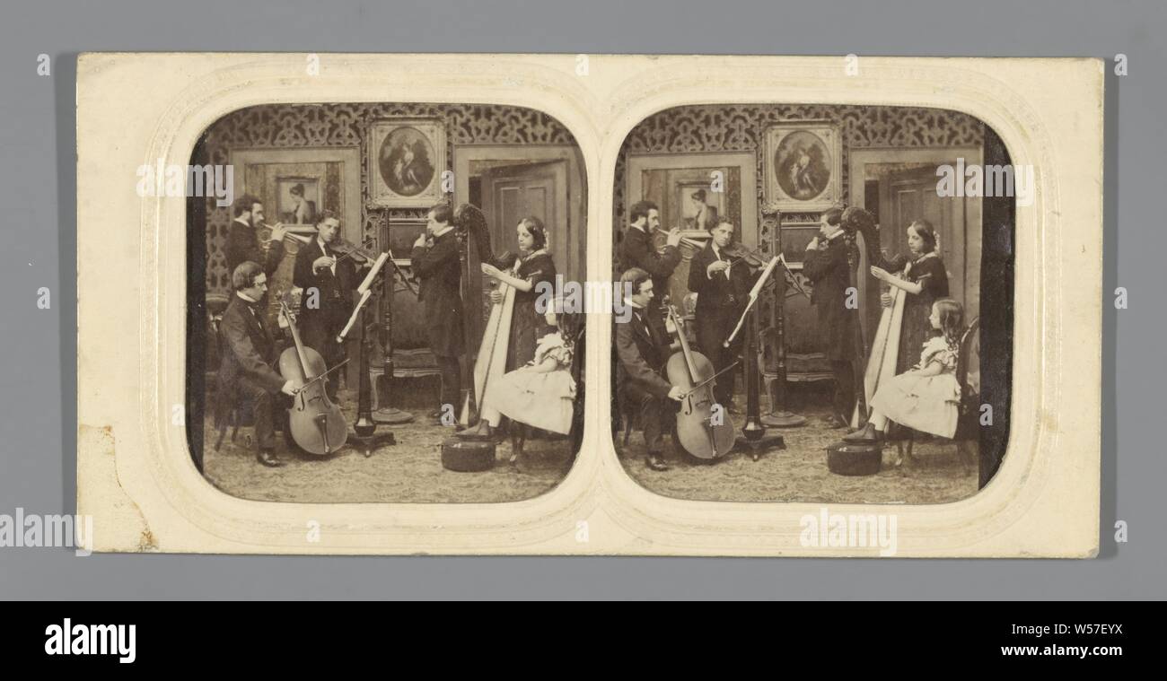 Scenario nel soggiorno: music company, ragazza guardare, piccolo gruppo di musicisti, orchestra da camera, jazz band, anonimo, 1860 - 1870 Foto Stock