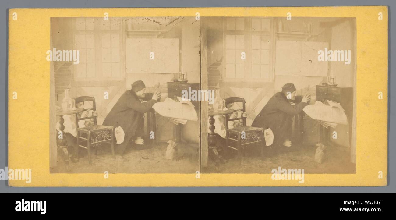 Una rappresentazione teatrale di un ladro che ruba qualcosa e un'altra persona di nascondersi dietro una sedia, ladro, Europa, anonimo, c. 1850 - c. 1880, cartone, carta fotografica, albume stampa, h 85 mm × W 170 mm Foto Stock