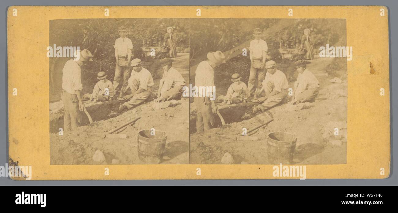 Gli uomini e i ragazzi scavare in un giardino, lo scavo (processo industriale), Europa, anonimo, c. 1850 - c. 1880, cartone, carta fotografica, albume stampa, h 85 mm × W 170 mm Foto Stock