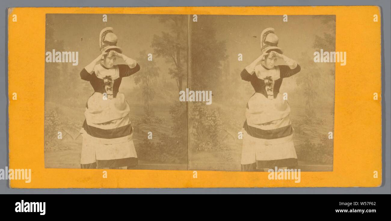 Ritratto di una donna in costume tradizionale, costumi folk, costumi regionali, Europa, anonimo, c. 1850 - c. 1880, cartone, carta fotografica, albume stampa, h 85 mm × W 170 mm Foto Stock