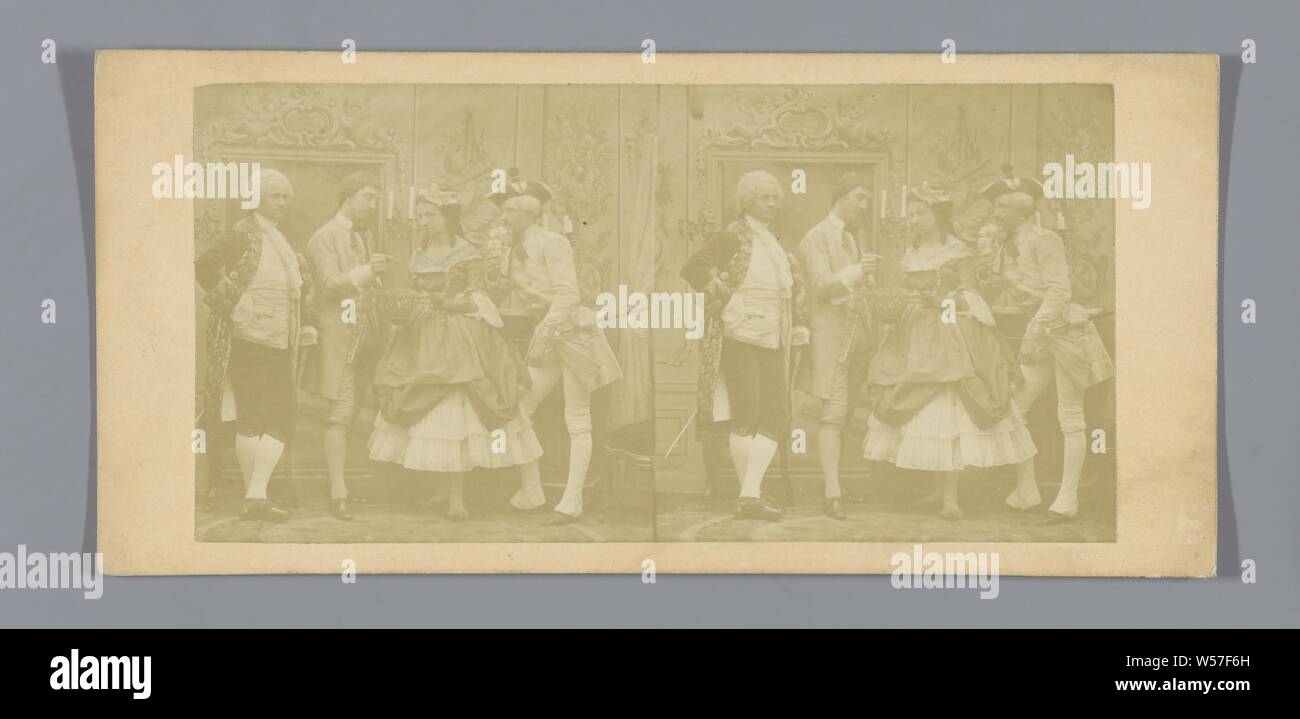 Una rappresentazione teatrale di una società in costumi storici, costume storico, Europa, anonimo, c. 1850 - c. 1880, cartone, carta fotografica, albume stampa, h 85 mm × W 170 mm Foto Stock
