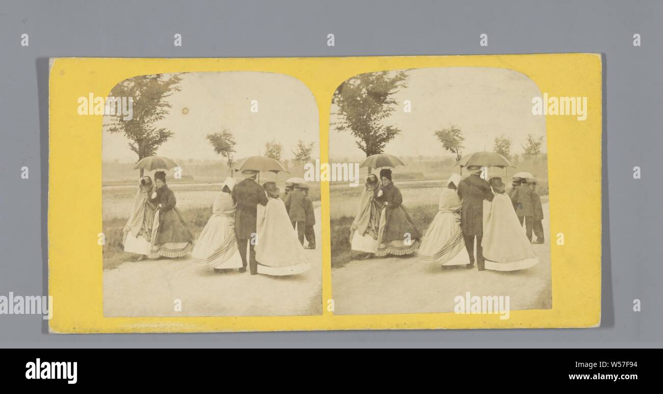 La gente camminare sotto gli ombrelloni, abito, vestaglia: abito a piedi, passeggiate, trekking (ricreazione), ombrello, Europa, anonimo, c. 1850 - c. 1880, cartone, carta fotografica, albume stampa, h 85 mm × W 170 mm Foto Stock