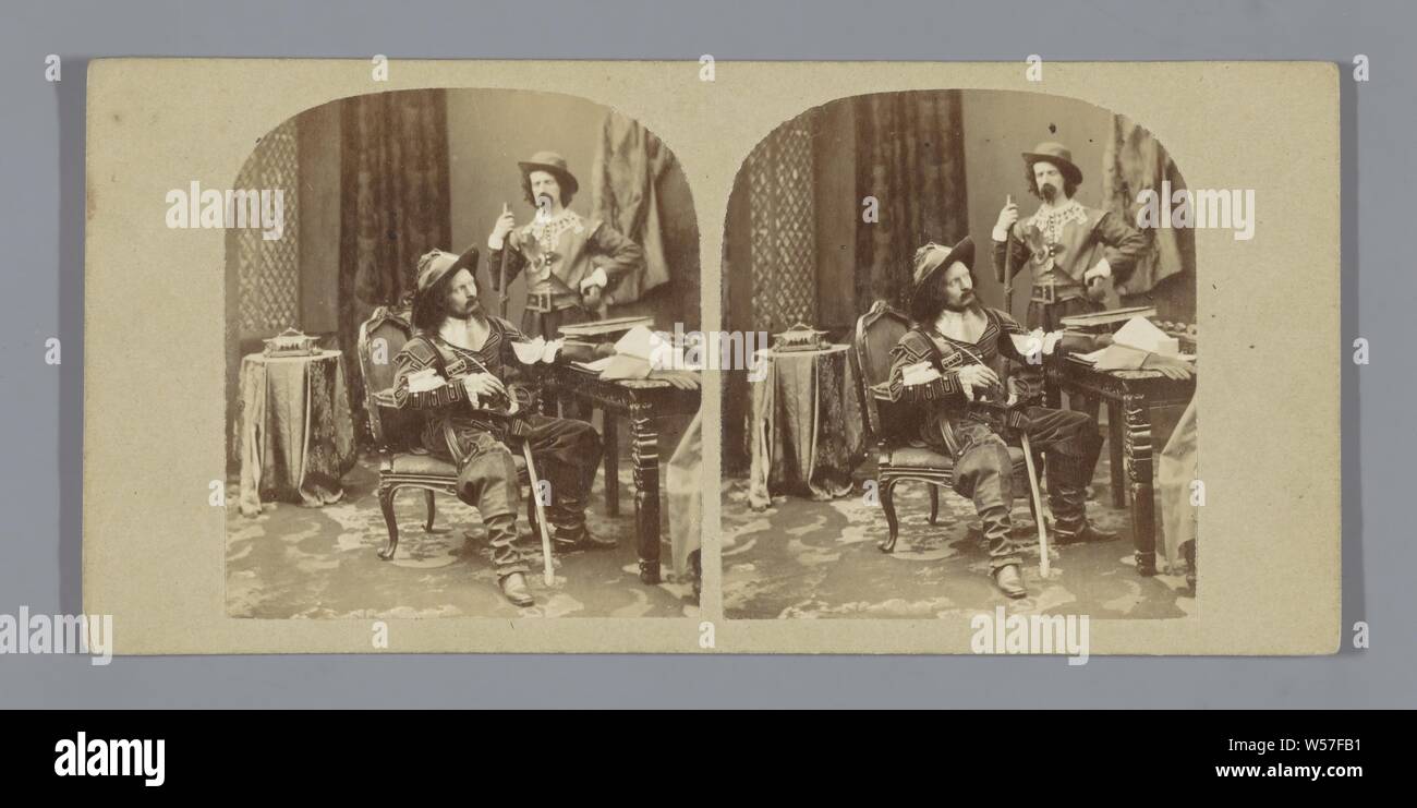Due uomini in costumi storici, costume storico, Europa, anonimo, Groningen, c. 1850 - c. 1880, cartone, carta fotografica, albume stampa, h 85 mm × W 170 mm Foto Stock