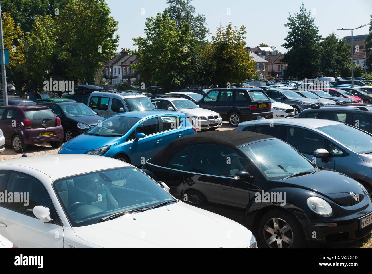 Auto cercando uno spazio libero, crociera intorno al congestionato e piena auto park a Saint Georges Hospital di Tooting, Londra. Regno Unito. Saint Georges a tooting è il principale ospedale di Saint Georges University Hospitals NHS Foundation Trust. (111) Foto Stock