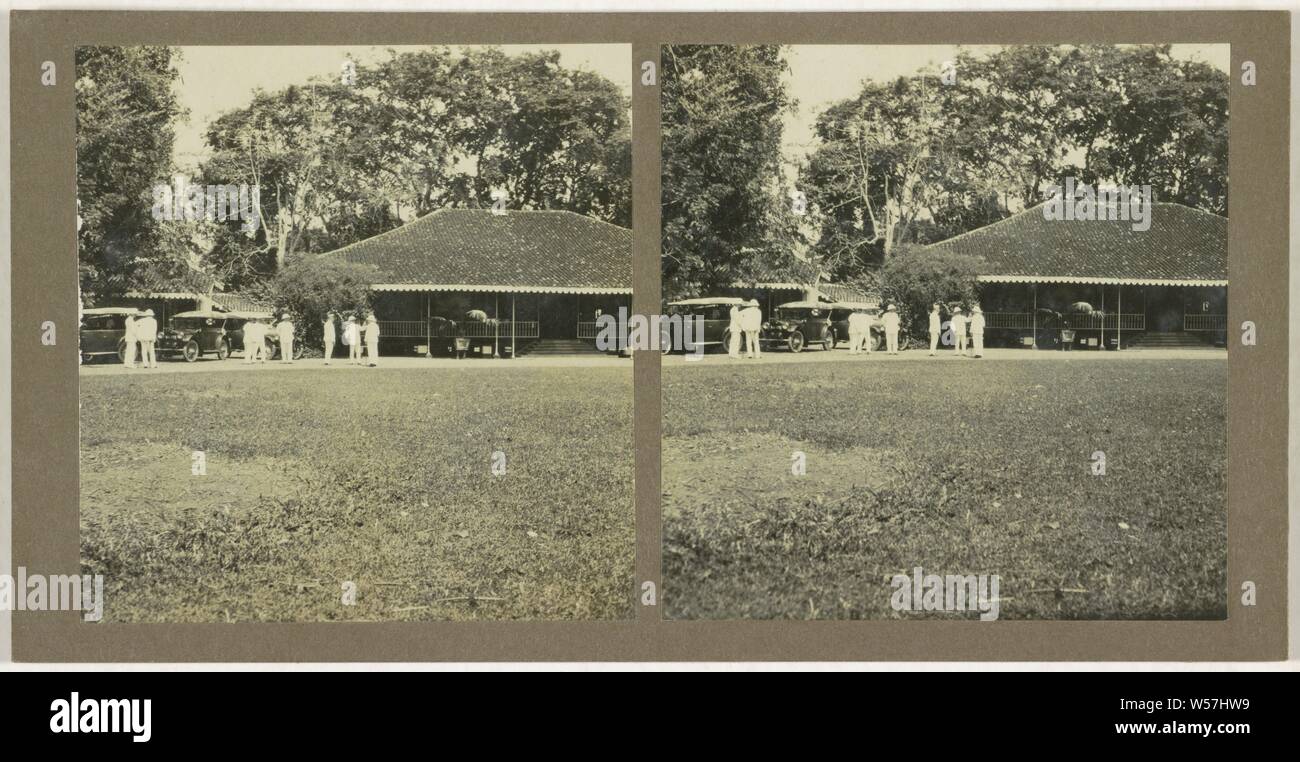 Ned. Indie, Borneo, villa casa con alcuni uomini e auto di fronte, automobile anonimo, 1910 - 1930 Foto Stock